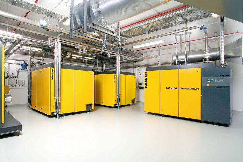 Bild 2: Äußerlich unterscheiden sich Druckluftstationen mit trockenlaufenden Schraubenkompressoren nicht von Stationen mit öleingespritzten Schraubenkompressoren. (Bild: Kaeser Kompressoren)