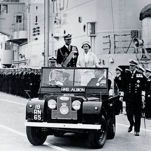 Ein Land Rover Series I diente 1958 Queen Elizabeth II und Prinz Philip als Präsentationsfahrzeug.(Bild:  Land Rover)