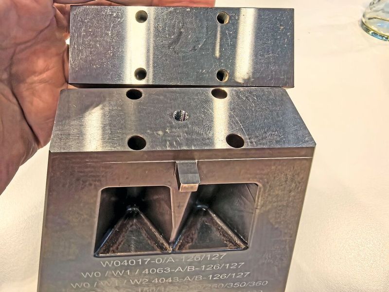 Die gehärteten, lediglich einseitig plangeschliffenen und mit Gewindebohrungen versehenen Rohlinge werden mit vier Schrauben auf dem selbst entwickelten Werkstückträger fixiert und ermöglichen so eine effektive, kollisionsfreie Fünfseitenbearbeitung. (Bild: Klaus Vollrath)