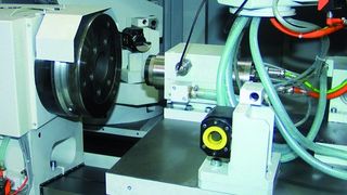Entwicklungsingenieure der Werkzeugmaschinenfabrik Glauchau sind dabei, einer Universalschleifmaschine das Drehen, Bohren und Drehfräsen beizubringen. Bild: Kuttkat (Archiv: Vogel Business Media)