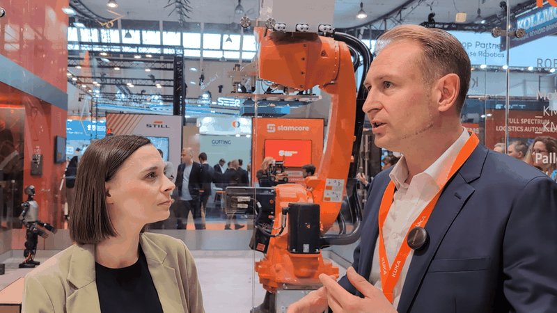 Melanie Ehrhardt (leitende Online-Redakteurin) und Rolf Weidmann (Head of Engineering AMR bei Kuka) während des Kurzinterviews auf der LogiMat 2026.(Bild:  DM Magazin)