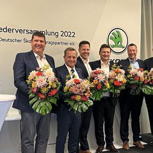 Die Blumen zuerst: Der Vorstand des Skoda-Partnerverbands stellte sich turnusgemäß zur Wahl, die Verbandsgeschäftsführer Christian Hansen (l.) leitete. Wiedergewählt wurden ohne Gegenstimmen (v. l.) Kersten Borst, Präsident Thomas Peckruhn, Christian Melzer, Stefan Schwarzbauer, Joachim Müller und Christian Mette.(Bild:  Lars Sänger)