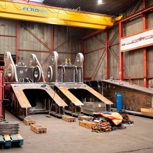 Für den Transport kann der Kran zerlegt und in Schiffscontainer verpackt werden. (Bild:  Mammoet)