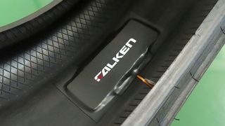 Der „Energy Harvester“ erntet bis zu 800 Mikrowatt aus der statischen Elektrizität des Reifens. (Bild: Falken)
