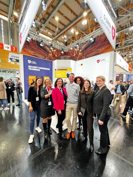 Herzlich empfangen wurden die IT-BUSINESS-Mädels von Hendrik Flierman, Kay Winckler und Kathrin Beckert-Plewka (G Data). (Bild: Vogel IT-Medien GmbH)