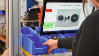 Das Assistenzsystem Minitec Smart Assist bereitet den Weg für neue Möglichkeiten der interaktiven Mitarbeiterunterstützung bei der Montage und Kommissionierung. (Bild: MiniTec)
