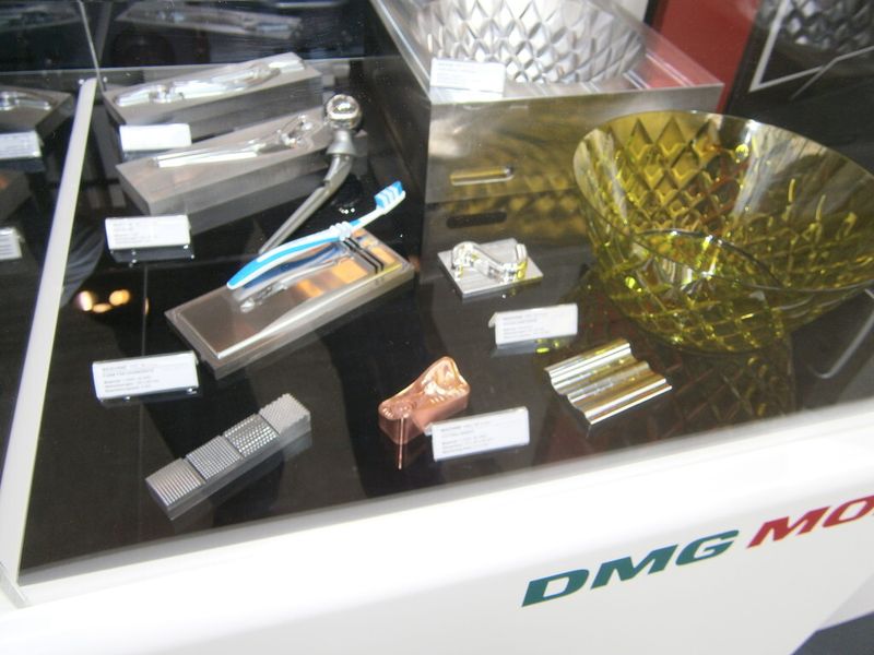 Und ab hier erleben Sie immer wieder, was es sonst noch so auf der Premiere der Moulding Expo zu erleben gab. Mit dabei sind ein Trabi, ein BMW i8, diverser Boliden der Formula Student, ein Rennsimulator, Bauteile, Werkzeugmaschinen und vieles Mehr...die Moulding Expo hat gemäß den Aussagen der Initiatoren ihr Versprechen erfüllt, der Branche eine neue, optimierte Präsentationsplattform zu bieten. (Bild: Königsreuther)