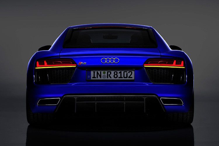 Auch am Heck nehmen die Leuchten und Lufteinlässe optisch Bezug aufeinander. Hübscher Nebeneffekt: Die Heckscheibe gibt den Blick auf den beleuchteten Motorraum frei. (Foto: Audi)