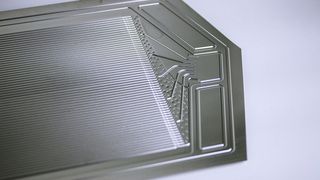 Am Fraunhofer IWU entwickelte, technologieoptimierte Bipolarplatte aus Edelstahl für PEM-Brennstoffzellen. (Bild: Fraunhofer IWU)