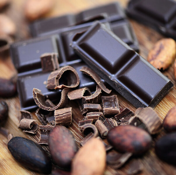 Abb.1: Neben den vielen Inhaltsstoffen des natürlichen Kakaoprodukts, enthält Schokolade eine Vielzahl von Zusätzen, die den Geschmack, die Haltbarkeit oder das Aussehen beeinflussen. (Bild: © photocrew - Fotolia.com)