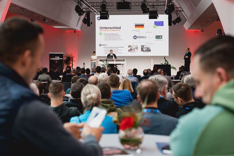 Fand in diesem Jahr bereits zum 33. Mal statt: Die Fachtagung Freie Werkstätten und Servicebetriebe wusste auch in diesem Jahr die Teilnehmer/-innen bis zur letzten Minute zu informieren und zu begeistern.(Bild:  Stefan Bausenwein)