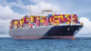 Insbesondere bei Überseetransporten ist es besonders wichtig, das Transportgut ausreichend vor Feuchtigkeit oder Kondenswasser zu schützen. (Bild: © APchanel – stock.adobe.com)