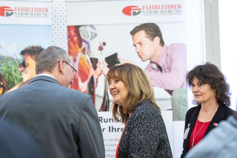 Die Fahrlehrerversicherung hält auch ein breites Portfolio für Sachverständige bereit. (Stefan Bausewein)