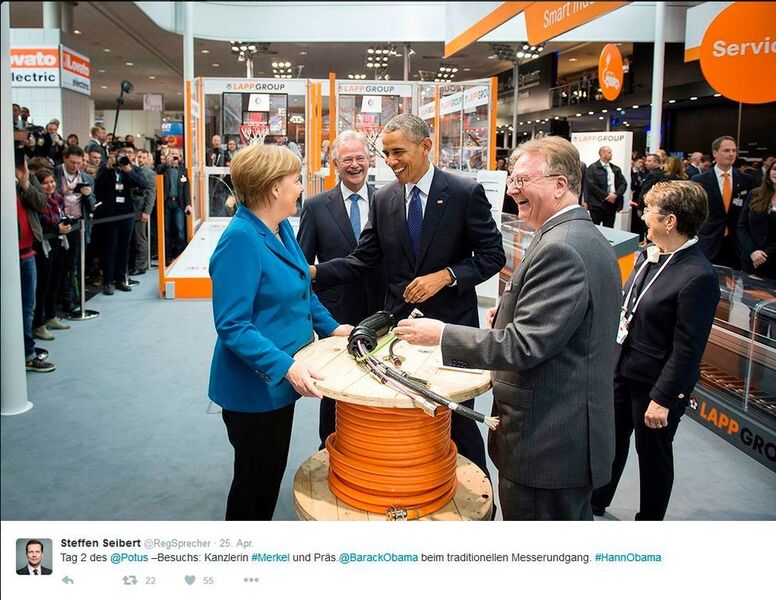 US-Präsident Barack Obama und Bundeskanzlerin Angela Merkel besuchten während ihres Messerundgangs auch U.I. Lapp und ließen sich die spezielle Kabeltechnik für den Basketball-Roboter erklären. Quelle: https://twitter.com/RegSprecher/status/724544176835170304/photo/1 (Bild: Steffen Seibert @RegSprecher)