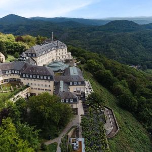 Immer wieder beeindruckend: Das geschichtsträchtige Grandhotel Steigenberger auf dem Petersberg bot auch in diesem Jahr die angemessene Kulisse für den Service Provider Summit 2026. Inmitten spannender Diskussionen über Digitale Souveränität, praktische Anwendungen von KI und die Zukunft kritischer Infrastrukturen wurde deutlich, wie wichtig der offene Austausch und die enge Zusammenarbeit sind. Bei sommerlichen Temperaturen herrschte eine großartige Stimmung, geprägt von starken Impulsen und dem gemeinsamen Blick nach vorn.(Bild:  Werbefotografie Emme)