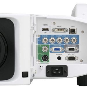 Die Schnittstellen-Ausstattung der Beamer ist vollständig, beim Modell EB-Z8050W gehört serienmäßig auch ein WLAN-Interface dazu.
