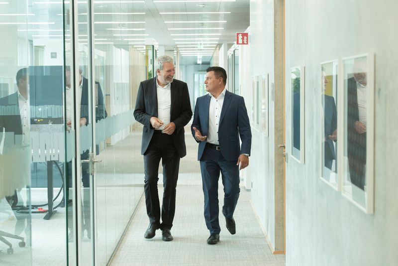 Alexander Schöllhorn (links) und Cristian Reiter (rechts) führen die Uhlmann Pac-Systeme seit 1. Mai 2026 als Doppelspitze. (Bild: Uhlmann)