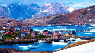 Grönland lebt hauptsächlich von der Fischerei. Wegen seiner arktischen Attraktivität lockt die Insel auch Touristen an. Der Boden Grönlands ist aber ein verborgener Schatz! Denn dort gibt es eine Menge an kritischen Rohstoffen, auf welche sowohl die EU als auch die USA schielen. (Bild: Gjörgenson)