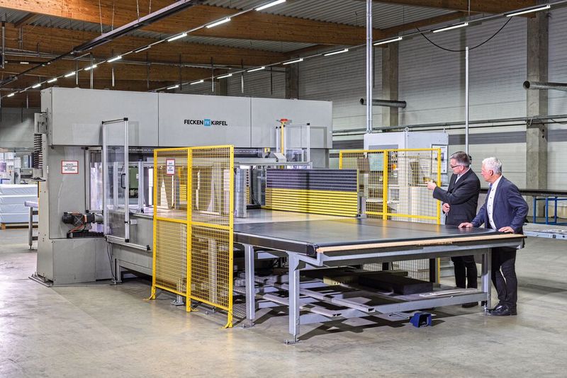 Eine vertikale Konturschneidmaschine von Fecken-Kirfel im Einsatz bei der Polyfoam Kautschuk GmbH. (Bild: Andreas Wegelin/Franke GmbH)