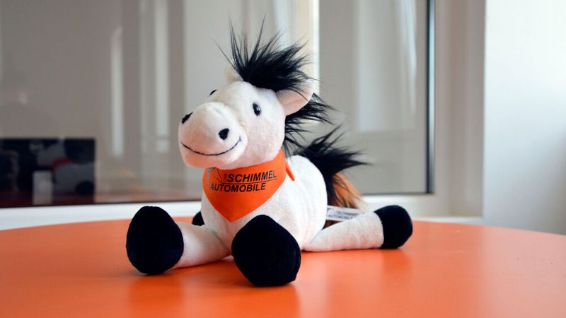 Vielleicht hat ja auch dieser Glücksbringer geholfen, unter die Gewinnerbetriebe zu kommen. (Bild: Achter/»kfz-betrieb«)