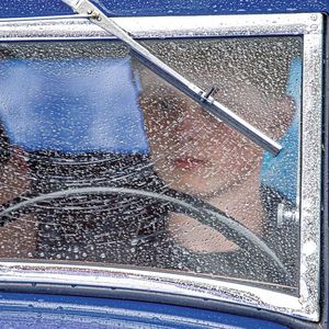 Kaum den Führerschein gemacht, und schon beim Fahrsicherheitstraining für Oldtimer dabei: Der 17-jährige Laurenz Schramm wartet und restauriert „nebenbei“ den Opel-Steyr 1,2 ltr. 1932 seines Urgroßvaters. (Bild:  Thommy Mardo)