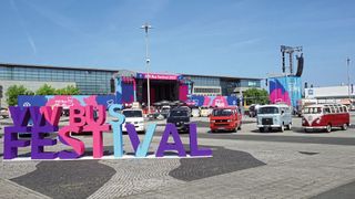 Sieben Generationen VW Bus versammelten sich vom 23. bis 25. Juni auf dem Gelände der Messe Hannover. 80.000 Besucher/Teilnehmer konnten sich an 6.000 Bullis sattsehen. (Bild: Dominsky – VCG)