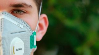 Wenn der vorgeschriebene Abstand von eineinhalb Metern nicht eingehalten werden kann, müssen Mitarbeiter medizinische Masken tragen. (gemeinfrei)