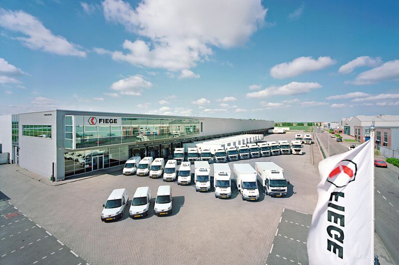 Auch für anspruchsvollste Transporte ausgestattet: Blick auf die Fahrzeugflotte von Fiege vor dem Logistikzentrum in Vans Zandaam. (Bild: Fiege)