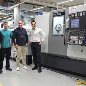 V. l. n. r.: Thomas Haller (Verkaufsleiter, Eichenberger Gewinde AG), Thomas Michler (COO, Eichenberger Gewinde AG), Stefan Appenzeller (CEO, Josef Binkert AG) und Timo Graf (Verkaufsleiter Maschinen, Josef Binkert AG) vor einer der vier CMZ TTL 66.(Bild:  Josef Binkert AG)