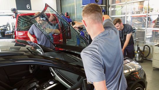 Rund 100 Scheiben tauscht die freie Werkstatt Auto Hirsch jährlich aus. Für den Betrieb ist das Glasgeschäft mittlerweile ein wichtiger und ertragreicher Geschäftsbereich geworden. Rund 100 Scheiben tauscht die freie Werkstatt Auto Hirsch jährlich aus. Für den Betrieb ist das Glasgeschäft mittlerweile ein wichtiger und ertragreicher Geschäftsbereich geworden.