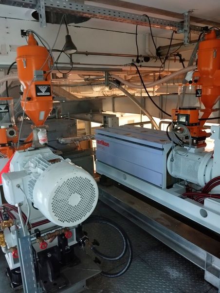 Pumpen und Extruder der Bikomponenten-BCF-Spinnanlage der Firma Oerlikon Neumag.  (Bild: DITF)