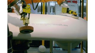 Durch das Zusammenspiel von Roboter mit Sensorik sowie mit CAD-Daten lassen sich Rotorblätter robotergestützt automatisiert schleifen. Dies spart Kosten und erzeugt nahezu identische Flächen. Bilder: GDC Consulting (Archiv: Vogel Business Media)