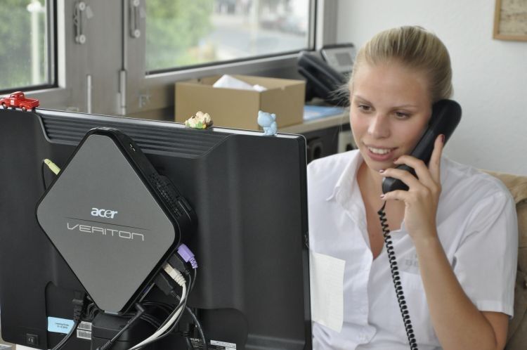 Im Business-Development-Center kümmern sich die Mitarbeiter um die eingehenden Kundenanfragen – per Telefon, Chat oder E-Mail. (Foto: Richter)