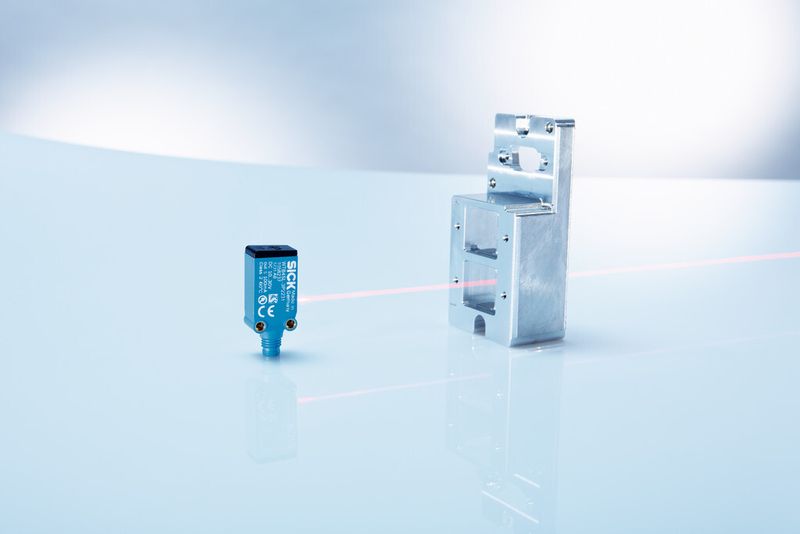 Der schmale Strahlengang des Lasers ermöglicht es, Objekte auch durch enge Öffnungen hindurch zu erfassen. (Bild: Sick)