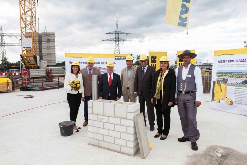 Vor der Grundsteinlegung (von links): Tina-Maria Vlantoussi-Kaeser, Coburgs Oberbürgermeister Norbert Tessmer, Thomas Kaeser, Architekt Harald Eichhorn, Mohammad-Reza Shabestari, Dieter Wolf (beide Kaeser), Jürgen Dorst (Firma Strobel). (Bild: Kaeser)