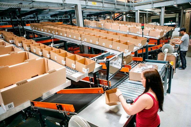 Verarbeitung der sogenannten Langsamdreher an den CPS Arbeitsstationen. (IFM)