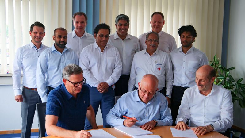 Vertreter des Vorstands der Zollner Elektronik AG und Avalon Technologies Limited blicken erwartungsvoll auf die gemeinsame Zukunft des Joint Ventures. (Bild:  Zollner)