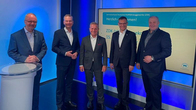 ZDK-Jahrespressekonferenz 2024 mit: (v. l.) Ulrich Köster (Pressesprecher), Arne Joswig (Präsident), Thomas Peckruhn (Vizepräsident), Dr. Kurt-Christian Scheel (Hauptgeschäftsführer), Detlef Peter Grün (Vizepräsident und Bundesinnungsmeister) (Bild:  ProMotor)