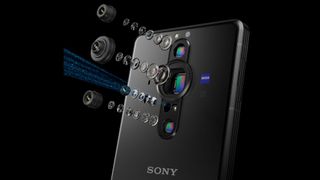 Das Xperia Pro-I bietet einen 1,0-Zoll-Bildsensor, ein 24-mm Tessar Objektiv von Zeiss, hochentwickelte Bildverarbeitungs- und Autofokus-Funktionen, 4K-Videoaufnahmen mit 120 BpS und vieles mehr.  (Sony)