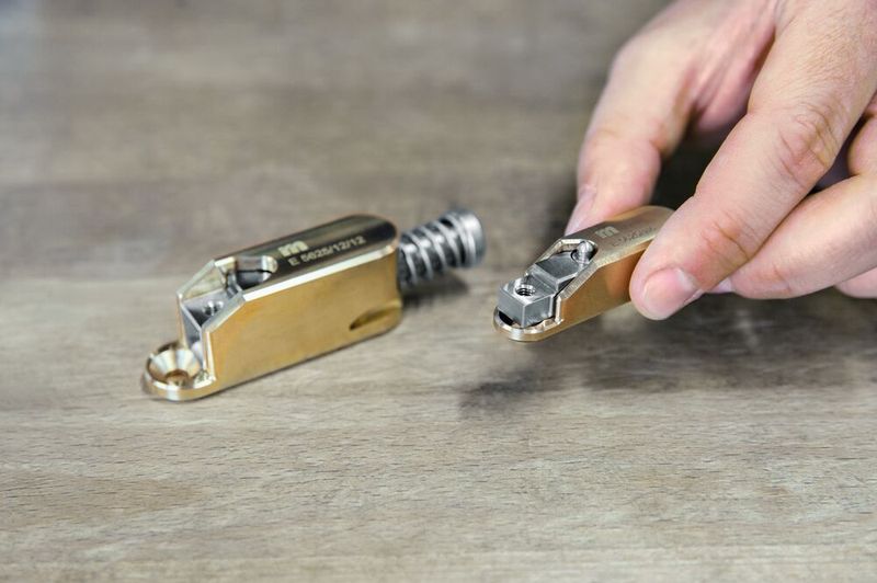 With the strip stop E 5625 Meusburger has expanded its range with a solution for fast and exact positioning when inserting and stamping new metal strips. (Source: Meusburger)