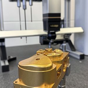 Nach dem Auflegen eines Bauteils auf dem Tisch von KMG können unverzüglich mit den offline mit der Software «MiCAT Planner» erstellten CNC-Messprogrammen Merkmale gemessen und verifiziert werden.  (Bild:  Mitutoyo)