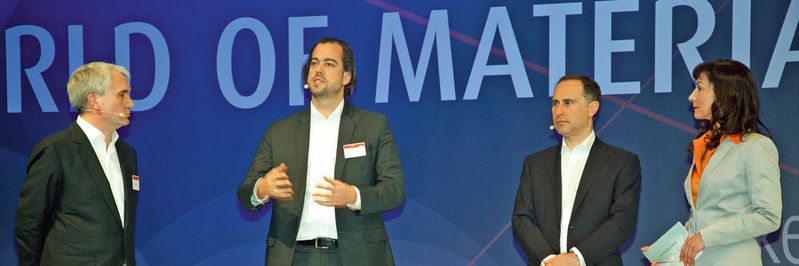 Tobias Zierhut (Mitte), Head of Product & Service Marketing bei Linde Material Handling, erklärt die Retrofit-Kits, mit denen auch bestehende Staplerflotten bis zu einem gewissen Grad „aufgemotzt“ werden können. Tobias Zierhut (Mitte), Head of Product & Service Marketing bei Linde Material Handling, erklärt die Retrofit-Kits, mit denen auch bestehende Staplerflotten bis zu einem gewissen Grad „aufgemotzt“ werden können.