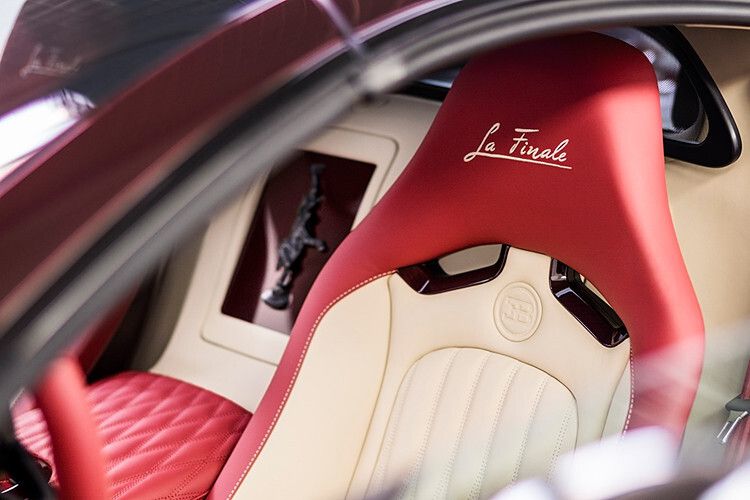 Die roten Kopfstützen ziert der Schriftzug „La Finale“. (Foto: Bugatti)