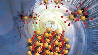 Nanometergroße Cerdioxid-Kristalle (CeO2) werden in wässriger Lösung aus Ce(IV)-Polymeren (Dimeren und Trimeren) gebildet. Die Nanokristalle haben eine Größe zwischen zwei und drei Nanometern. (Bild: A. Ikeda-Ohno)