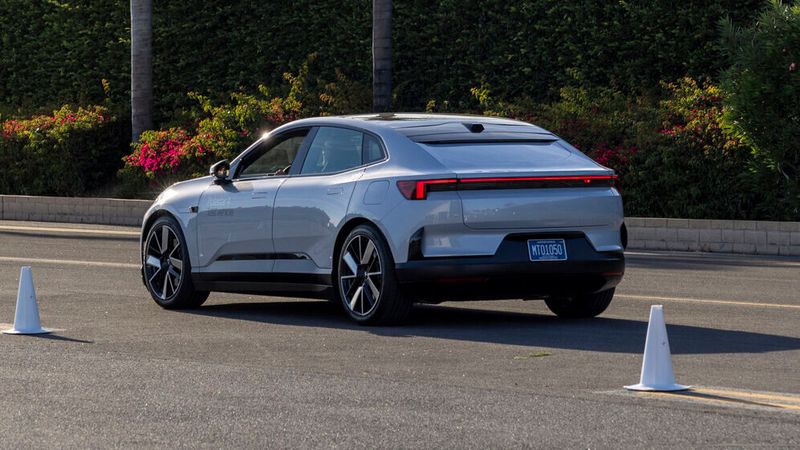 Drei Meter Platz zwischen den Achsen erlaubt entspanntes Reisen mit ausgestreckten Beinen. (Bild: Polestar)