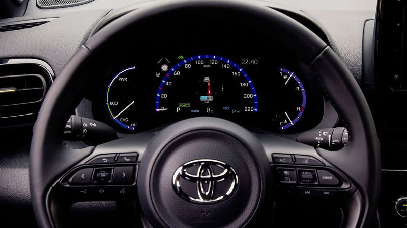 Das Kombiinstrument im Yaris Cross besteht aus einem mittigen Display, welches klassische Analoganzeigen flankieren. (Bild: Toyota)