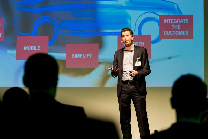 Philipp Jörg, Senior Sales Consultant von T-Systems, zeigte, wie ein Autohaus seine digitalen Ambitionen umsetzen kann. (Stefan Bausewein)