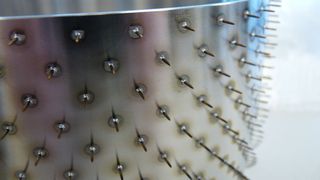 Das Verbindungselement T-Igel ermöglicht eine sichere Kraftübertragung von Metall in große rohrförmige Faserverbundstrukturen.  (Bild: Teufelsberger)