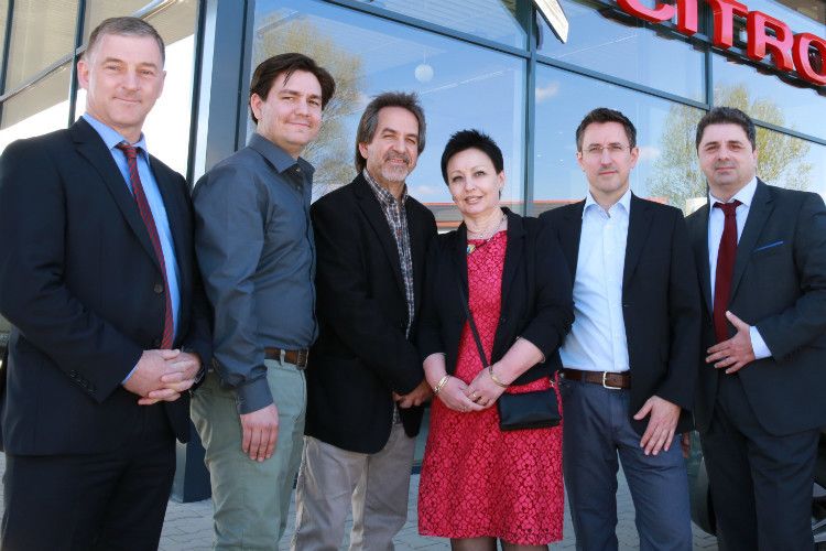 Großer Bahnhof zur Einweihung:  (v. li.) Kai Pries (Citroën-Vertriebschef), Stefan Schmitz, Hans Heribert Schmitz, Gabi Schmitz; Heribert Schmitz und Walter Stengel (Citroën Regionaldirektor Mitte). (Foto: Citroën)