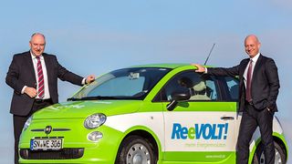 ReeVolt GmbH Geschäftsführer Raymond See (links) und Sirri Karabag (rechts) mit dem New 500 E. (Foto: ReeVolt)